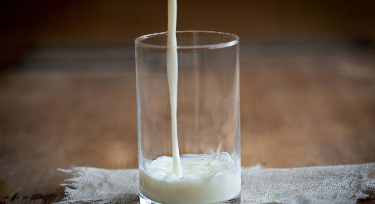 Un vaso de leche semidesnatada