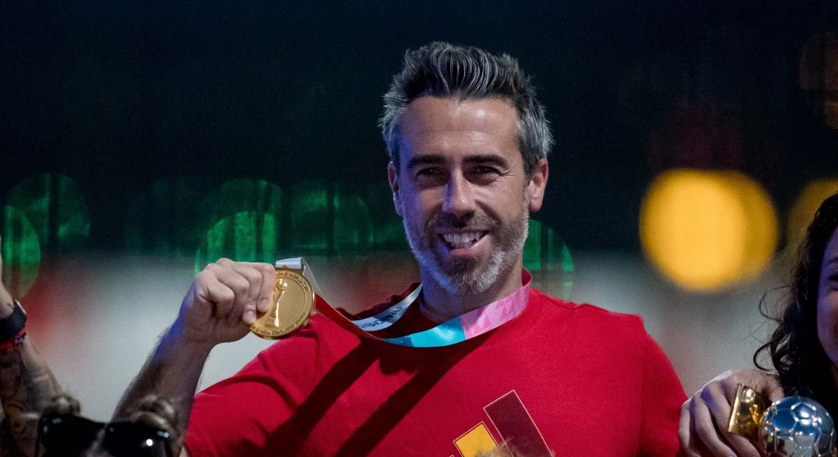 jorge-vilda-levanta-medalla-mundial-ep.jpg