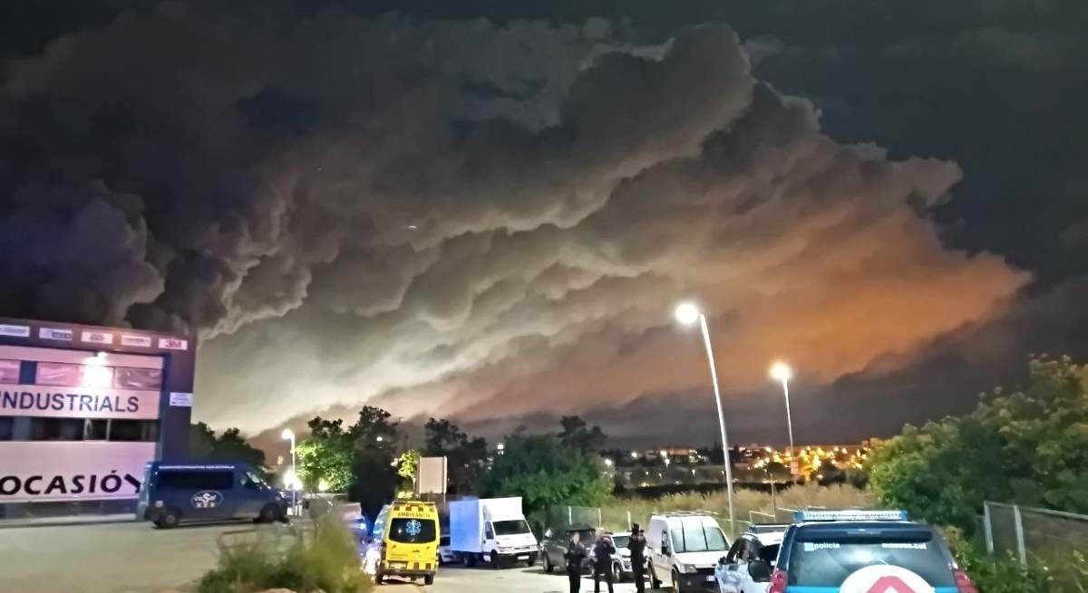 La nube tóxica provocada por el incendio / Bombers de la Generalitat