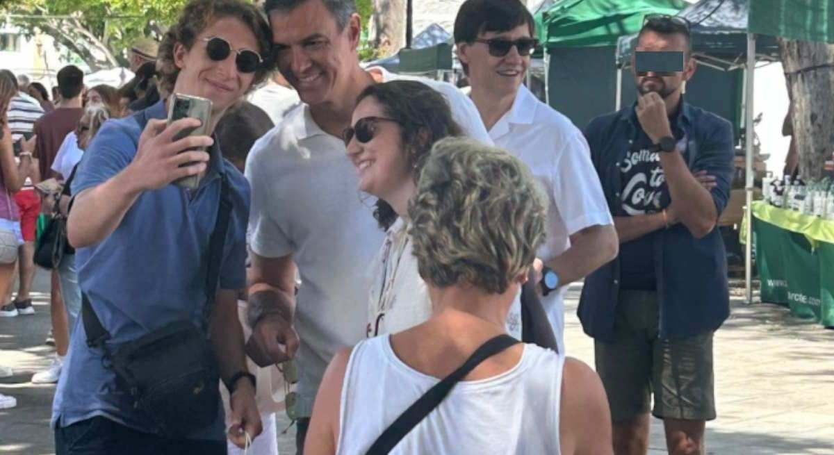 Padro Sánchez se hace selfies con los turistas junto a Salvador Illa