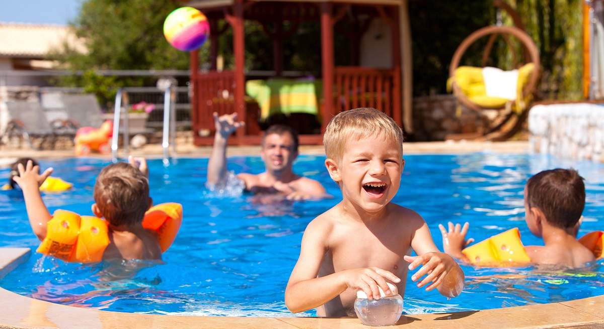 1200-x-655-Ninos-en-una-piscina-Istock.jpg