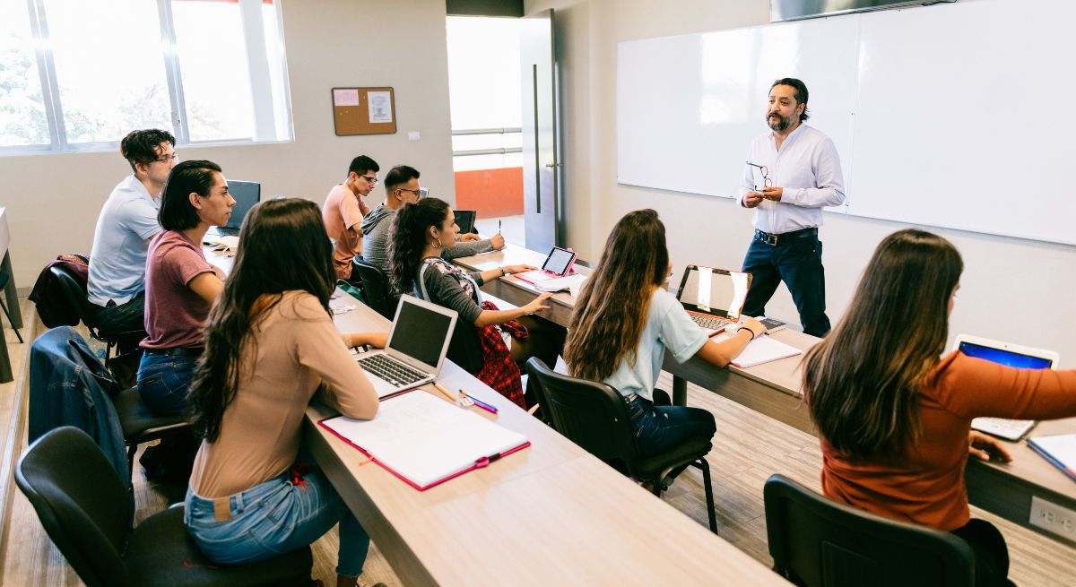 Estudiantes universitarios en un aula