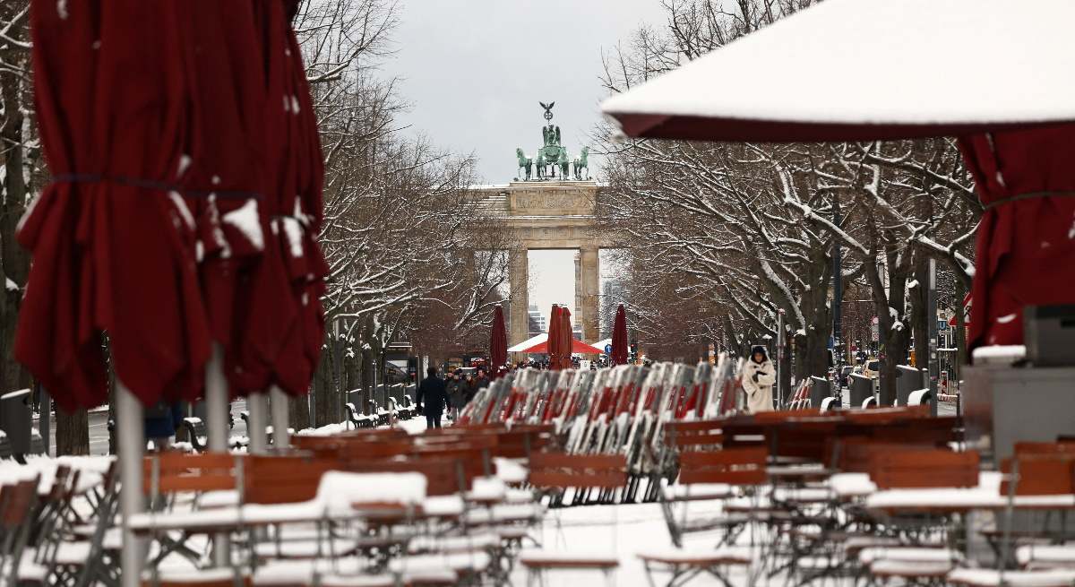 alemania-economia-congelada-frio-nieve-berlin-puerta-brandenburgo-16enero2024-reuters-1200x655.jpg