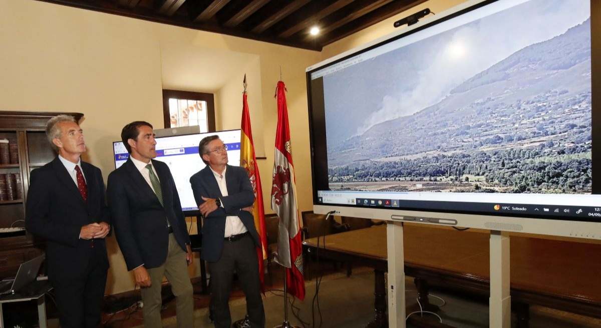 El consejero de Medio Ambiente, Vivienda y Ordenación del Territorio, Juan Carlos Suárez-Quiñones, visita el Centro Provincial de Mando de Ávila