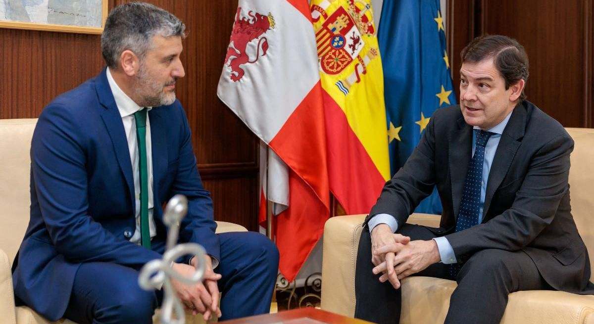 Mañueco con el alcalde de San Emiliano, David Marcello