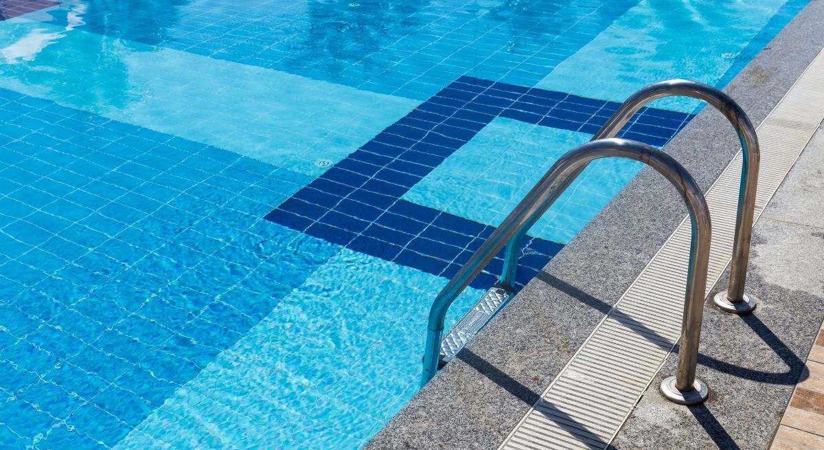 Una piscina de verano