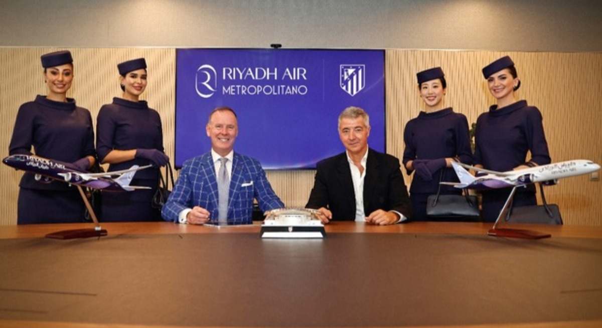 Tony Douglas, CEO de Riyadh Air, y Miguel Ángel Gil, consejero delegado del Atlético de Madrid