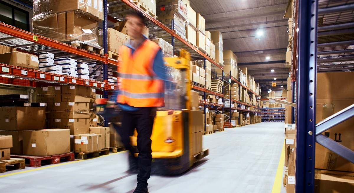 Un trabajador de un almacé. iStock