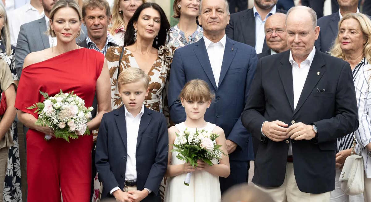 Charlene de Mónaco con el príncipe Alberto y sus hijos