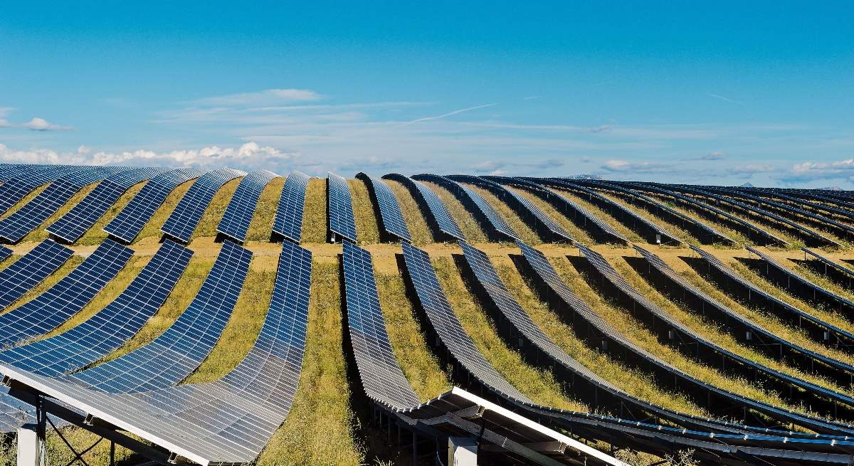 planta-solar-paneles-campo-alamy.jpg