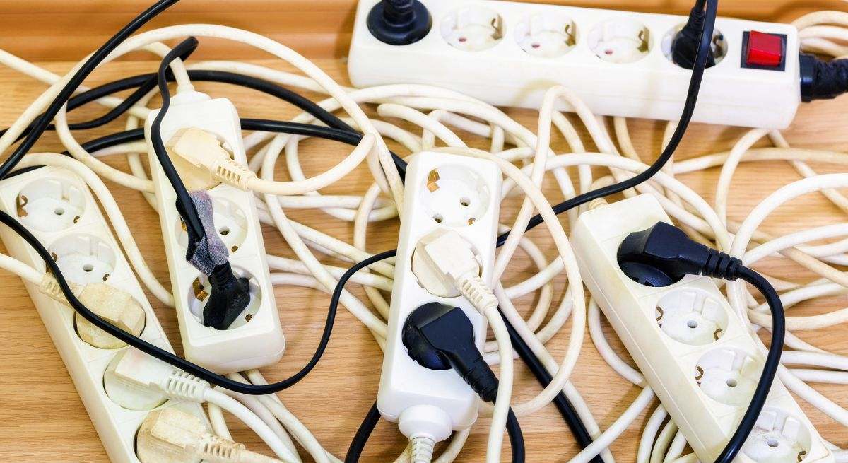 Un alargador con varios cables conectados