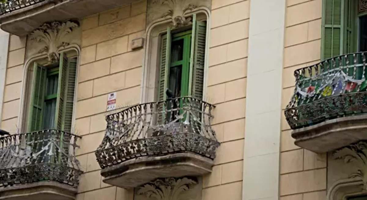 Fachada de un bloque de viviendas / EP
