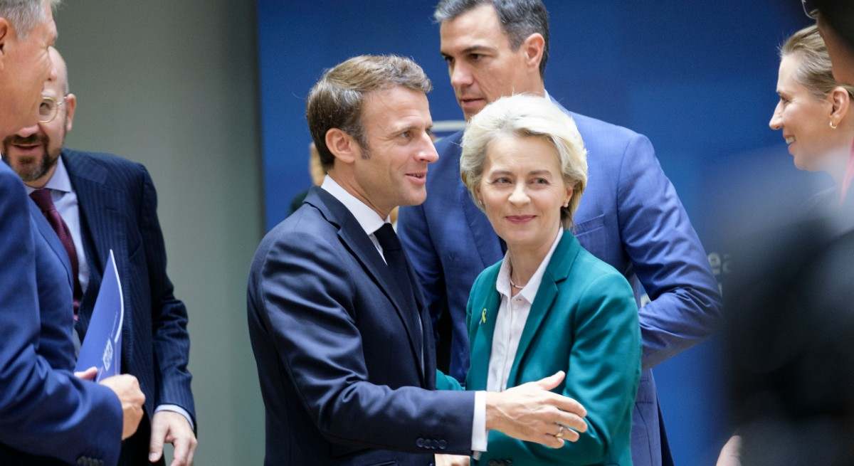 El presidente francés, Emmanuel Macron, la presidenta de la Comisión Europea, Ursula von der Leyen y el presidente del Gobierno, Pedro Sánchez