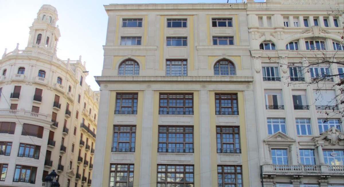 En el centro, el edificio que albergará el Marriot en la plaza del Ayuntamiento de Valencia.