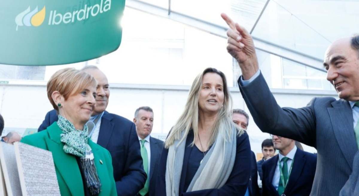 Ana Colonques, en el centro, en un acto junto a Ignacio Sánchez-Galán.