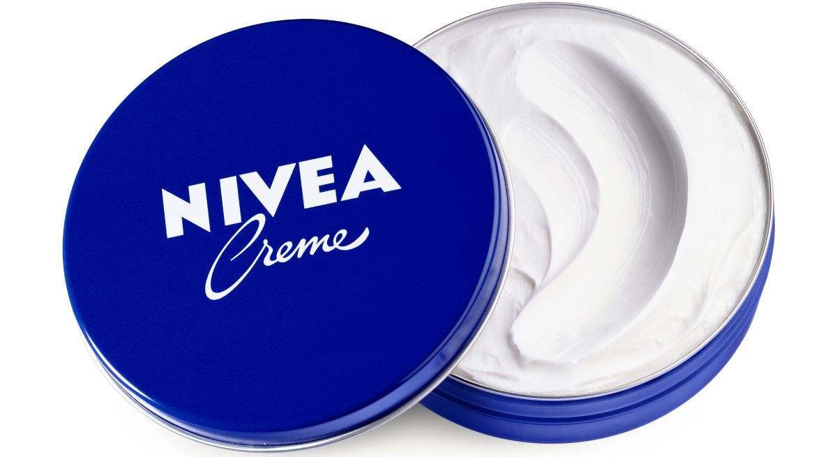 "Este compuesto tiene parafina líquida": la explicación de un doctor en química sobre si es bueno o no usar la clásica Nivea de lata azul para la cara
