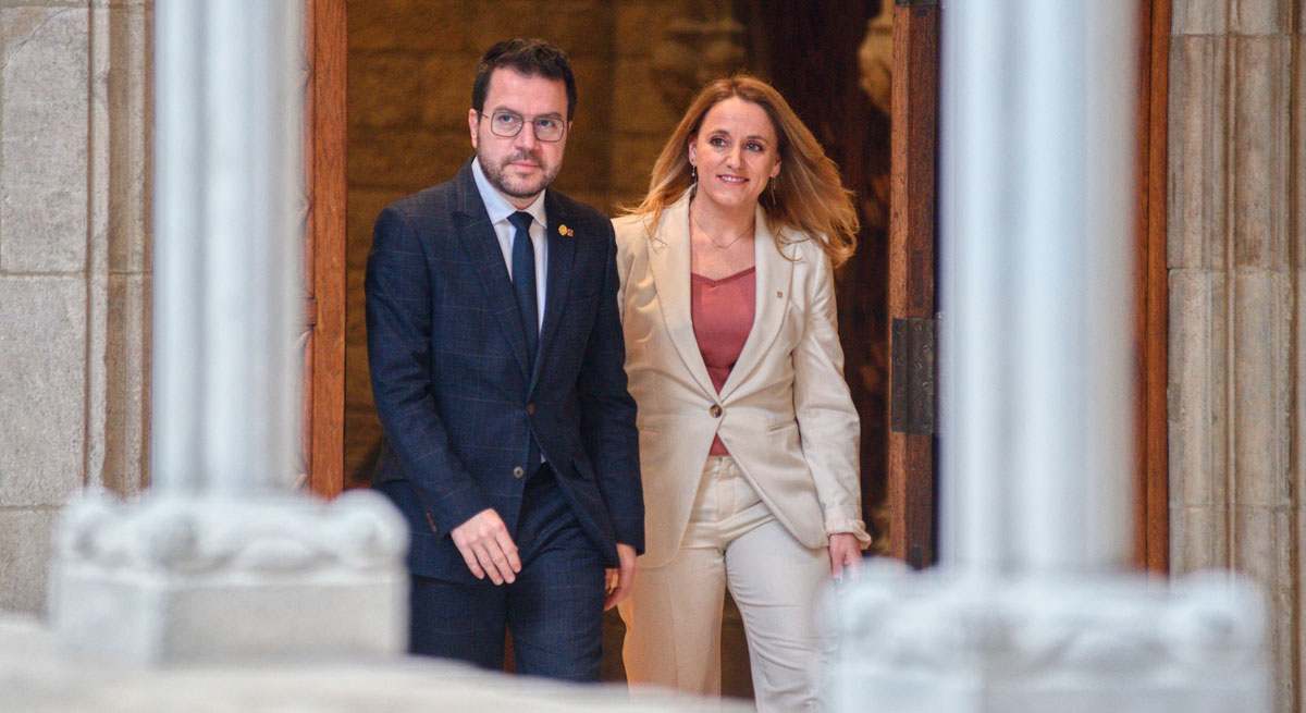 Pere Aragonès y Natàlia Mas tras aprobar los Presupuestos de la Generalitat para 2024