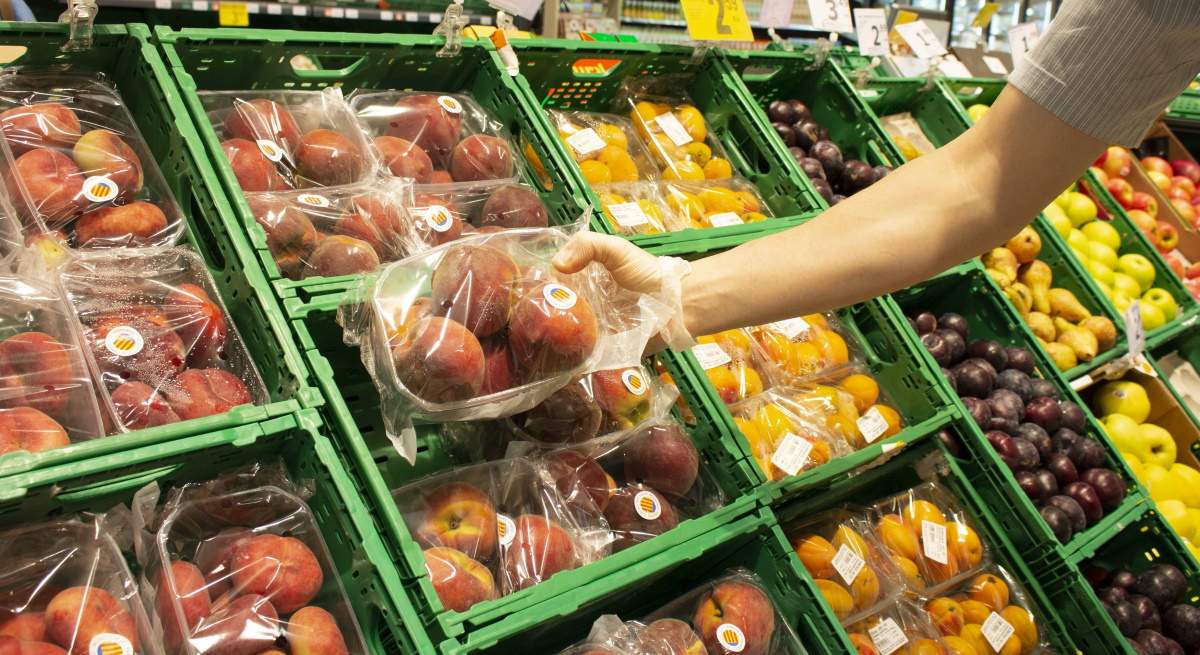 persona-compra-fruteria-guantes-europa-press.jpg