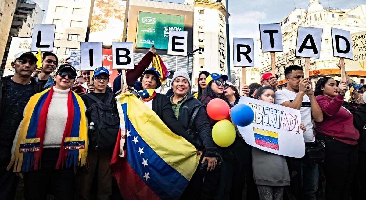 Manifestantes con banderas venezolanas en una protesta contra Nicolás Maduro, en Buenos Aires / EP