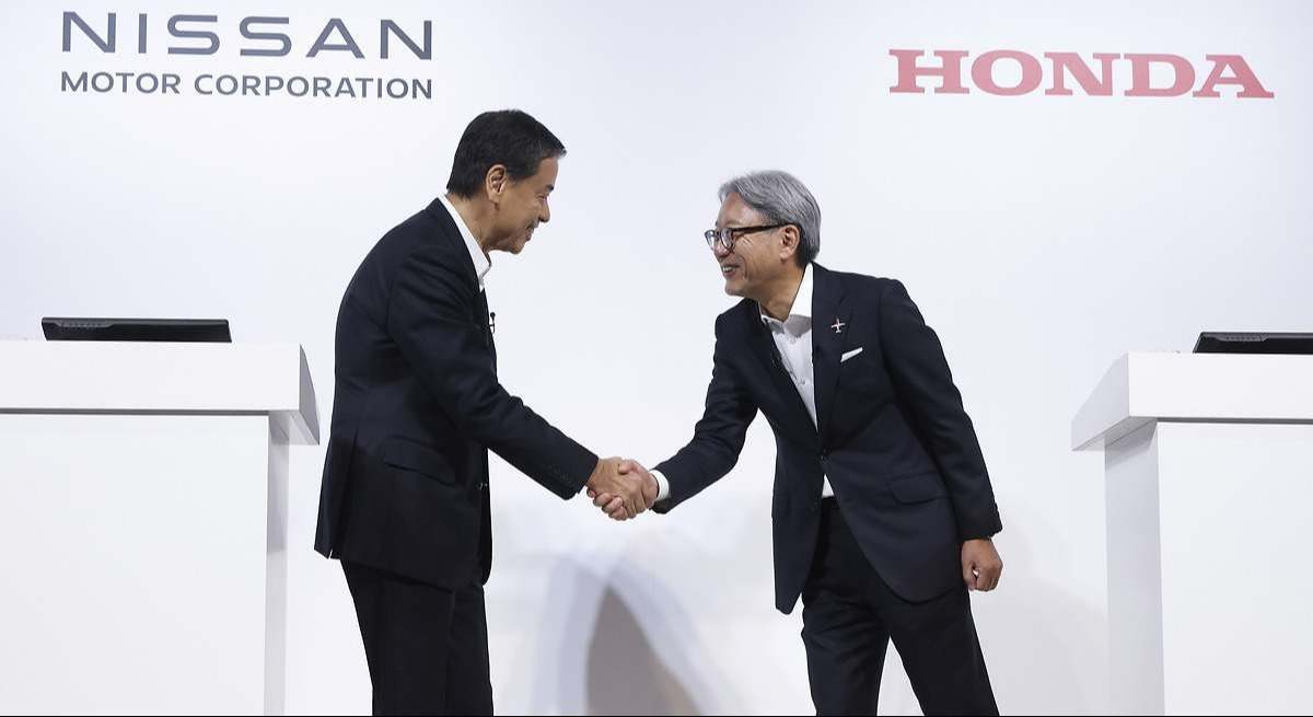 Makoto Uchida, director ejecutivo de Nissan y Toshihiro Mibe, director ejecutivo de Honda (Bloomberg)