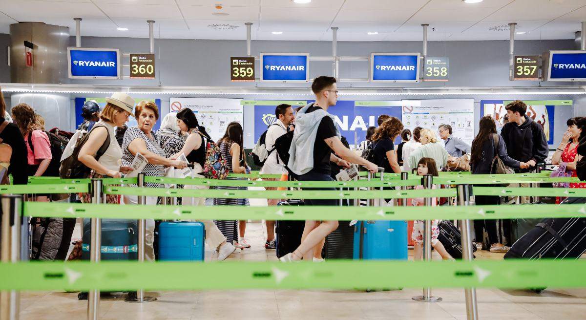 EuropaPress_4547832_pasajeros_esperan_mostradores_facturacion_ryanair_dia_julio_terminal-1.jpg
