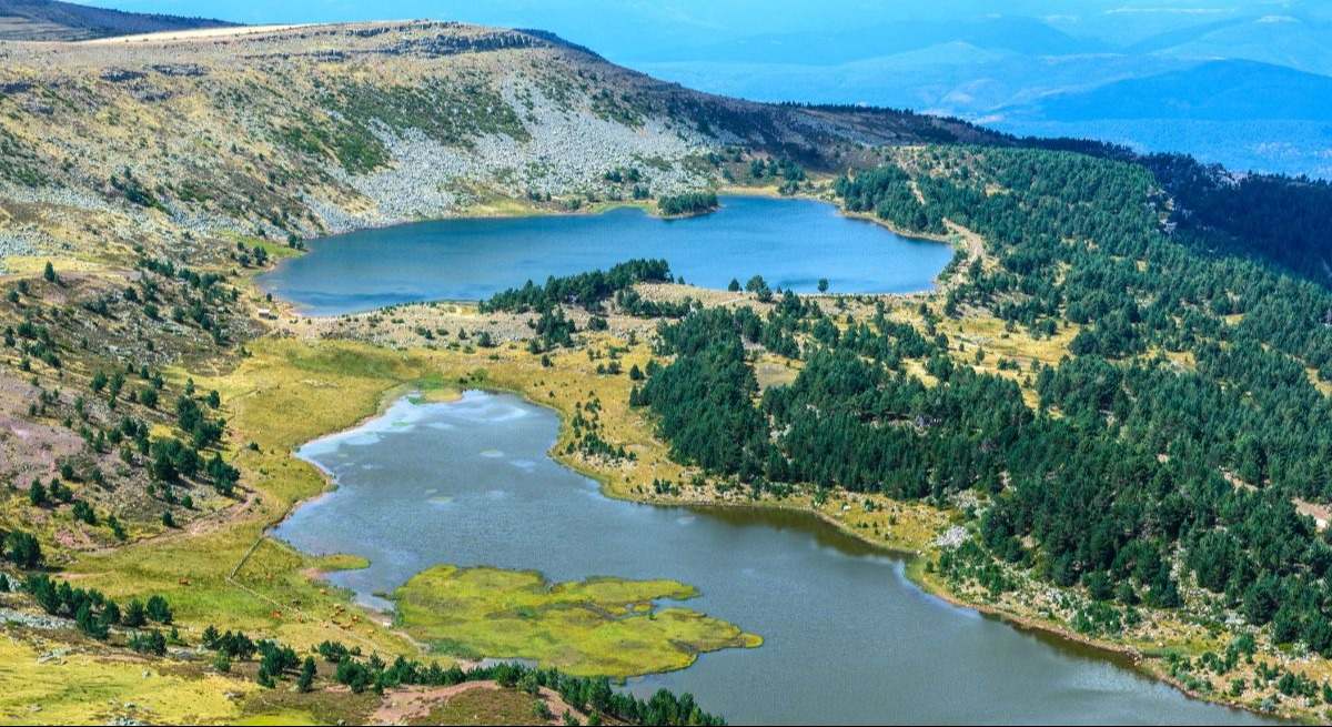La ruta que tienes que hacer sí o sí: un sendero de 8 kilómetros que bordea lagos glaciares y está en España