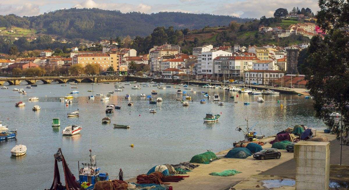 El pueblo de Pontedeume en Galicia