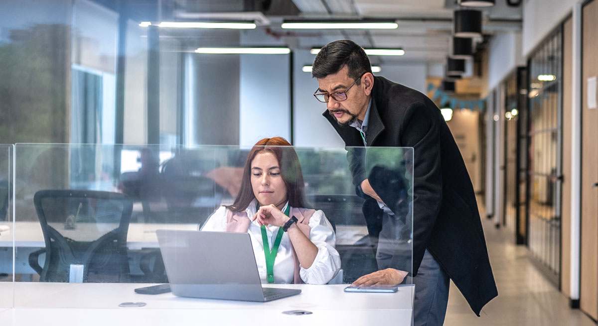 Persona en formación, becario, durante el trabajo de prácticas
