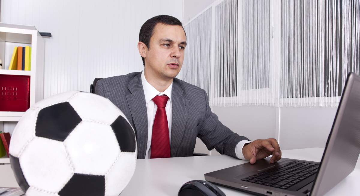 trabajador-ve-futbol-oficina-dreamstime.jpg
