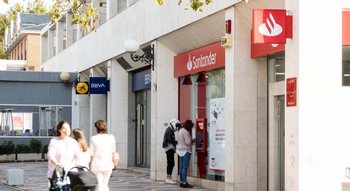 Varias sucursales de bancos en una calle