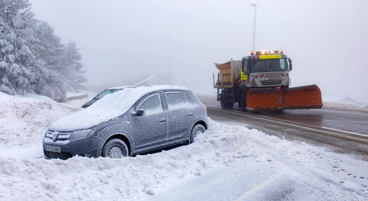 EuropaPress_4934637_coche_cubierto_nieve_maquina_quitanieves_carretera_acceso_puerto-1.jpg