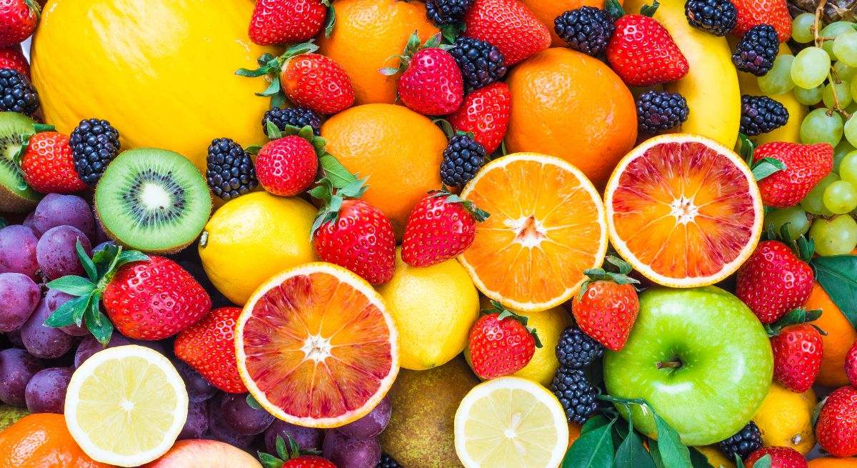 Una macedonia de frutas con naranja, melón, manzana, kiwi, limón