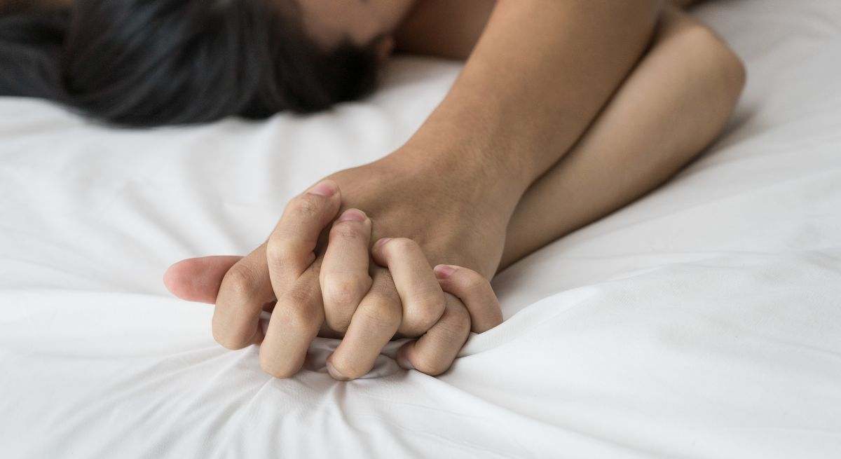 Dos jóvenes mantienen una relación sexual