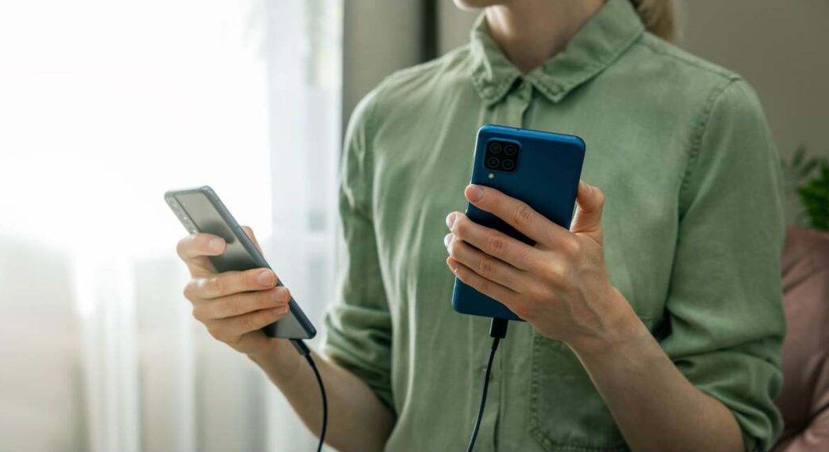 Persona cambiando su teléfono antiguo por uno nuevo