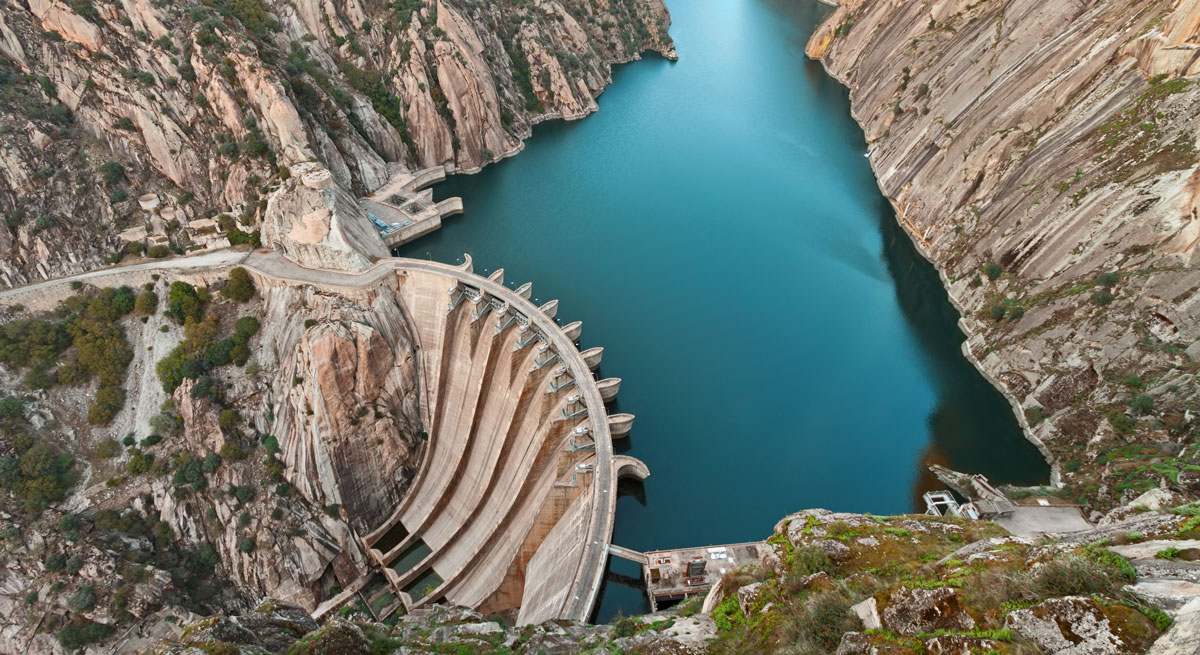 Presa de Aldeadávila nutrida por el Duero, en plena frontera entre España y Portugal.