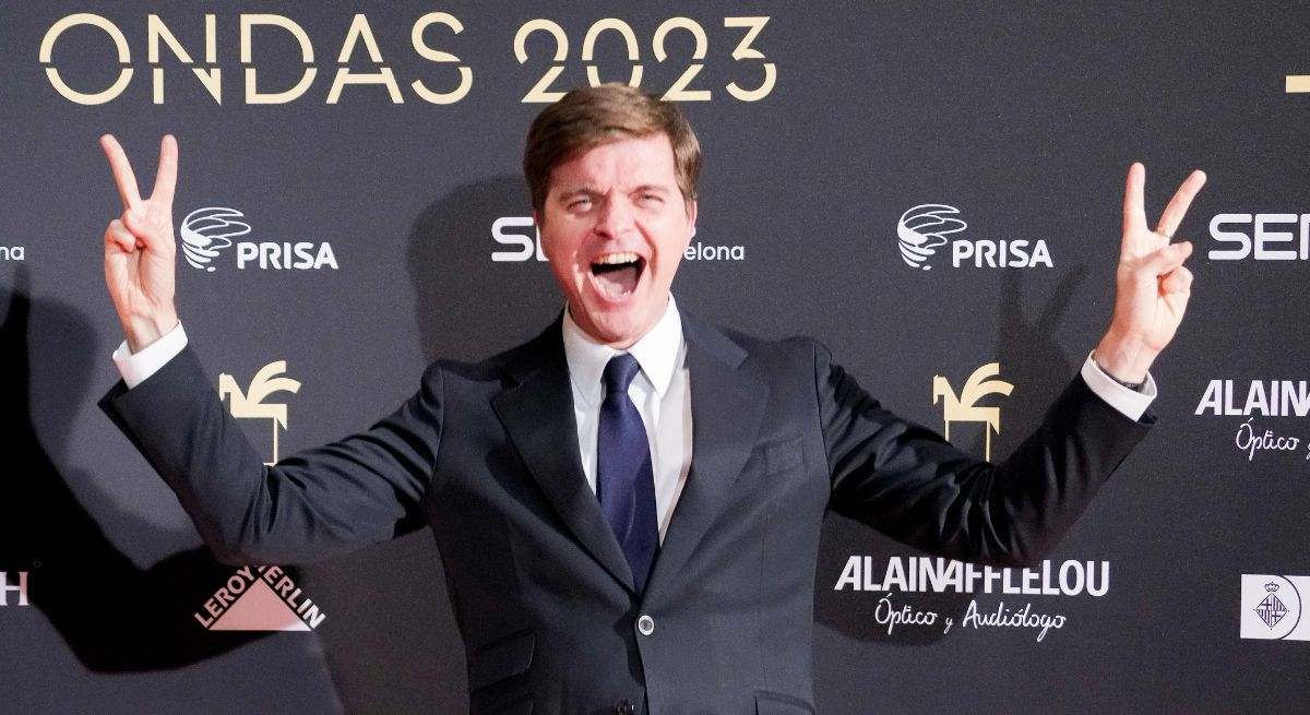 El presentador posando en el photocall de los premios ondas 2023
