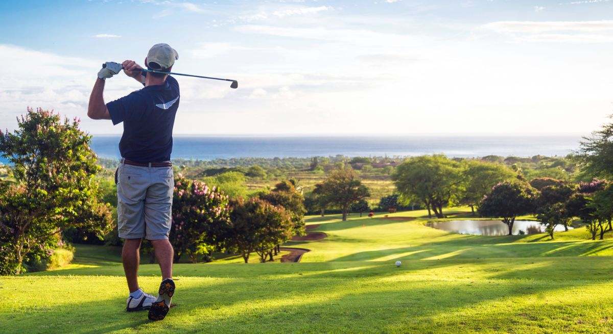 Un hombre juega al golf