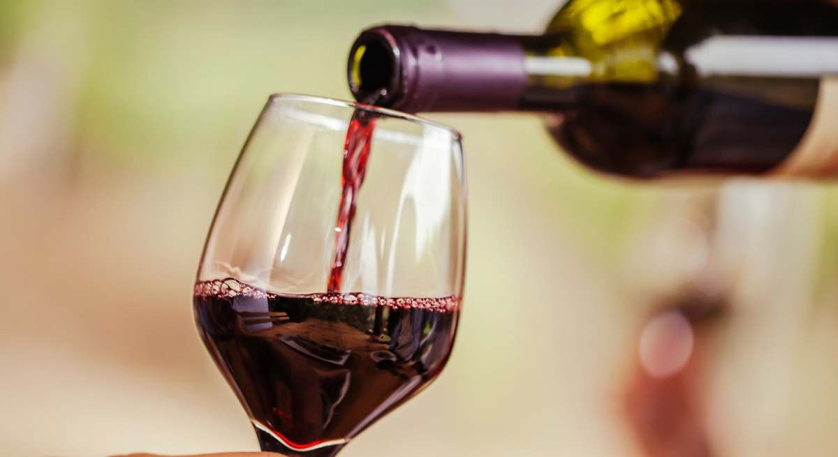 La forma correcta de guardar un vino.