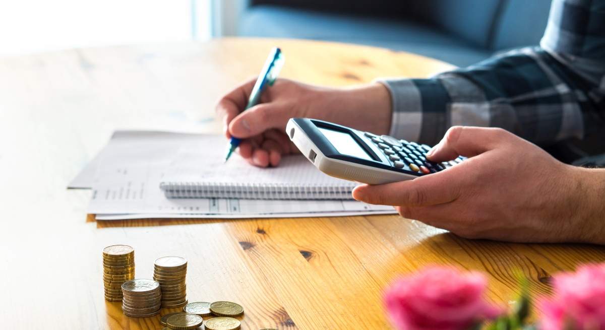 ahorros-dinero-calculadora-dreamstime.jpg