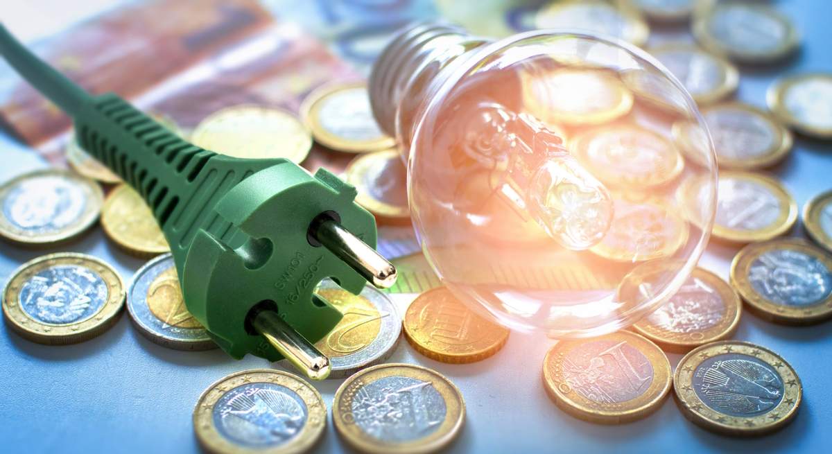 enchufe-bombila-euros-istock.jpg