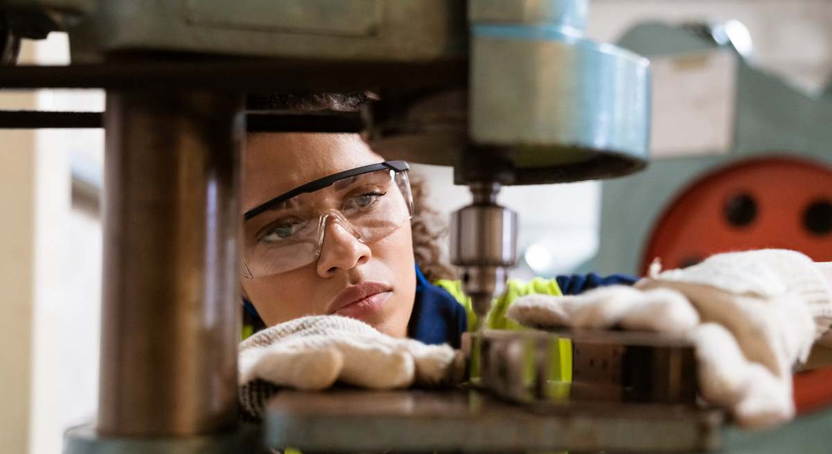 mujer-trabajadora-industria-manufacturas-istock-1200x655.jpg
