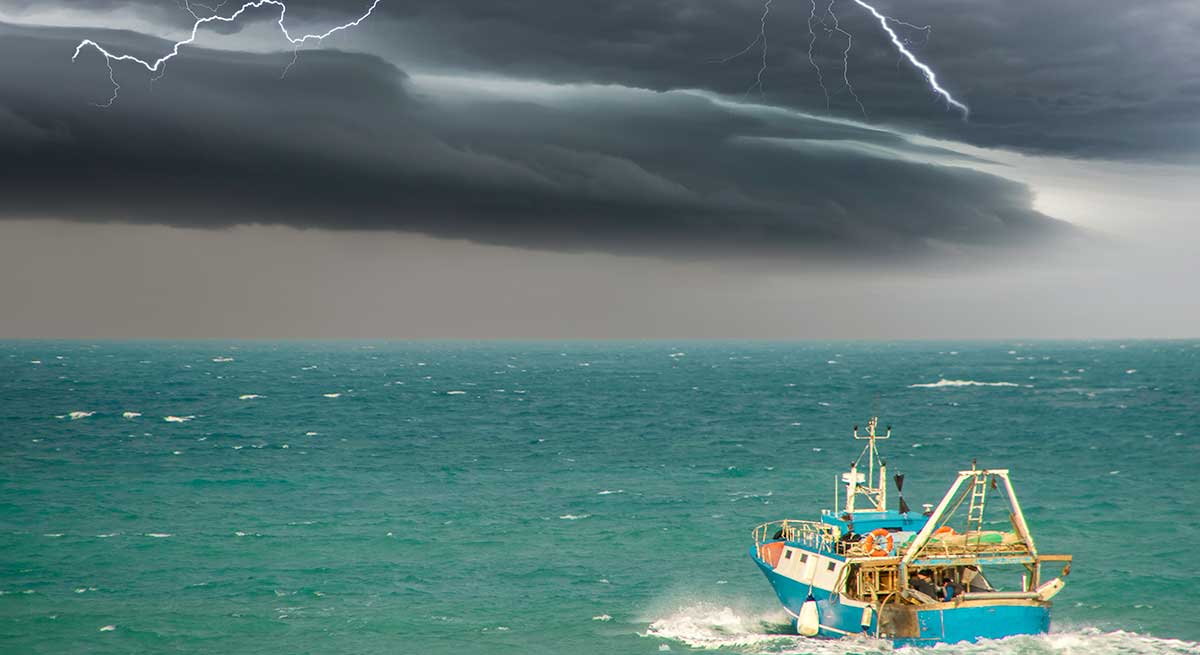 Un barco en mitad de la tormenta