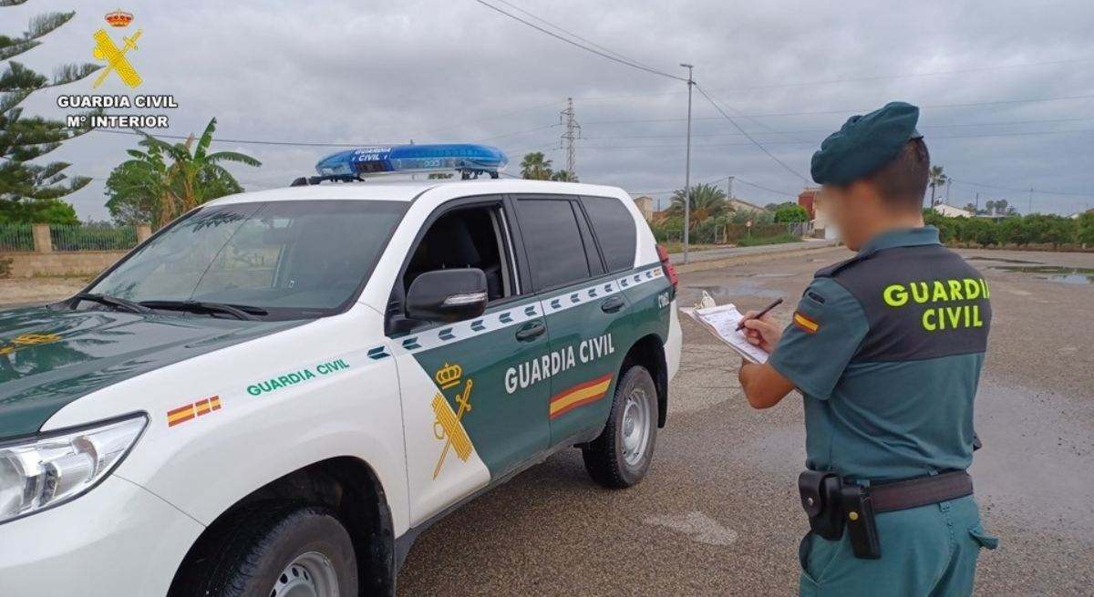 EuropaPress_5220094_agente_guardia_civil_junto_vehiculo-1.jpg