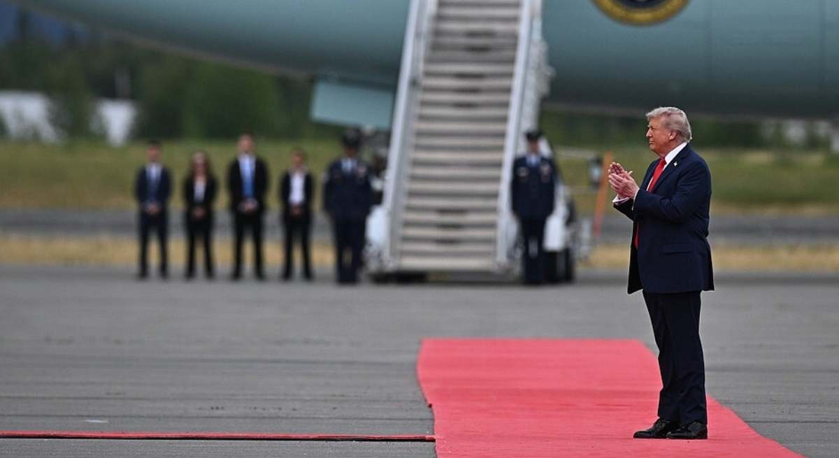 Donald Trump instantes antes de recibir a Vladimir Putin en Alaska / EP