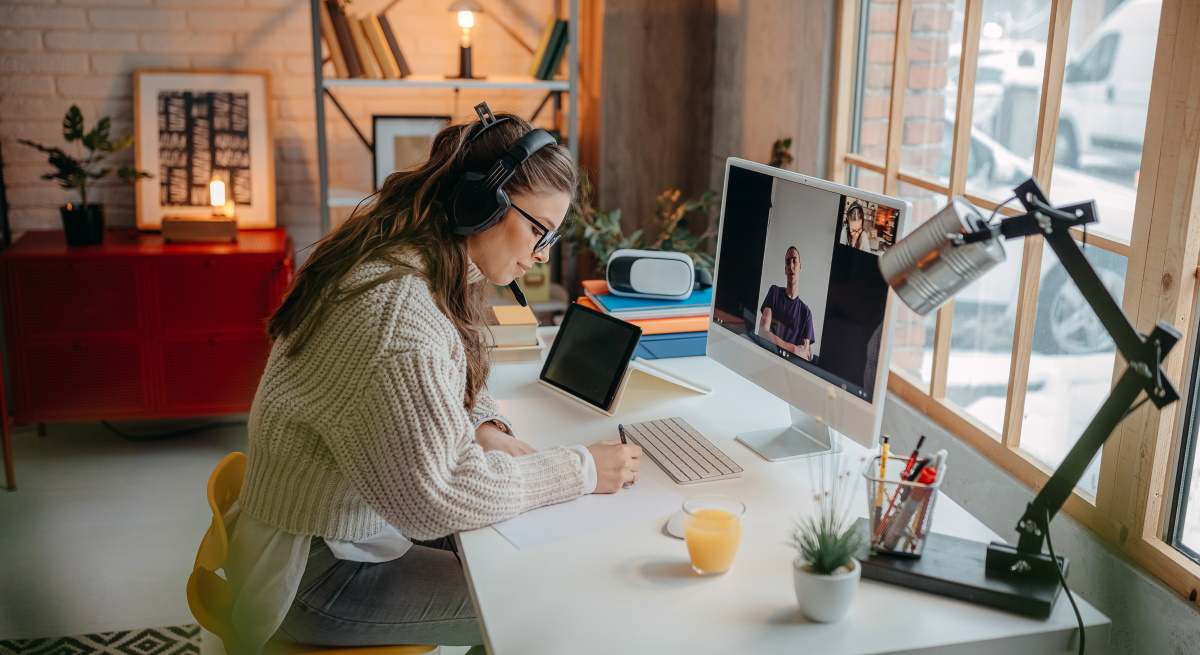 Teletrabajadora en una reunión