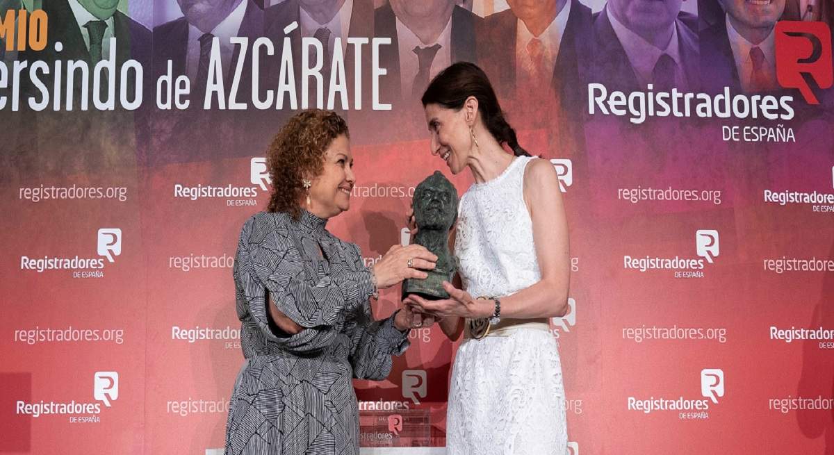 1200-x-655-Maria-Emilia-adan-entrega-el-premio-gumersindo-de-Azcarate-a-Pilar-Llop.jpg