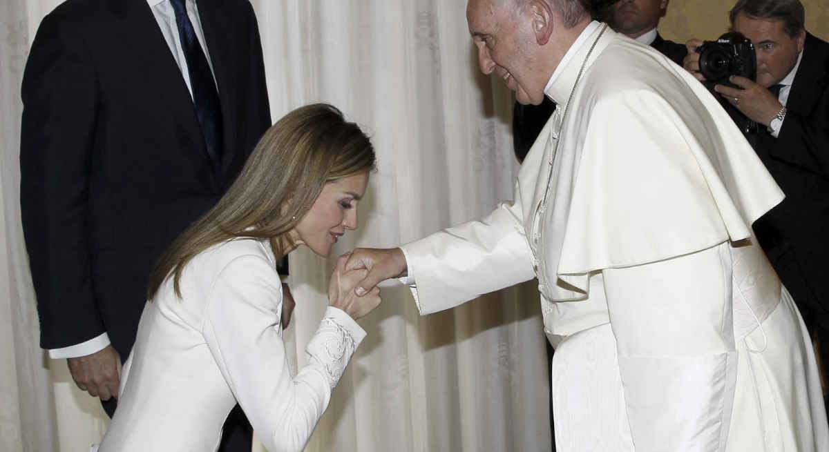  Letizia saluda al papa Francisco, en presencia de Felipe VI, durante la audiencia privada celebrada este mediodía en el Vaticano, en la primera visita oficial de los reyes de España al extranjero