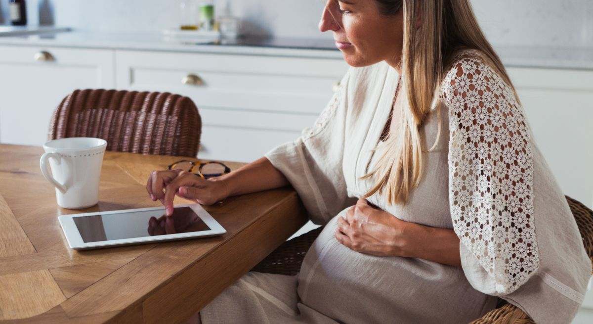 mujer-embarazada-tablet-casa-canva.jpg