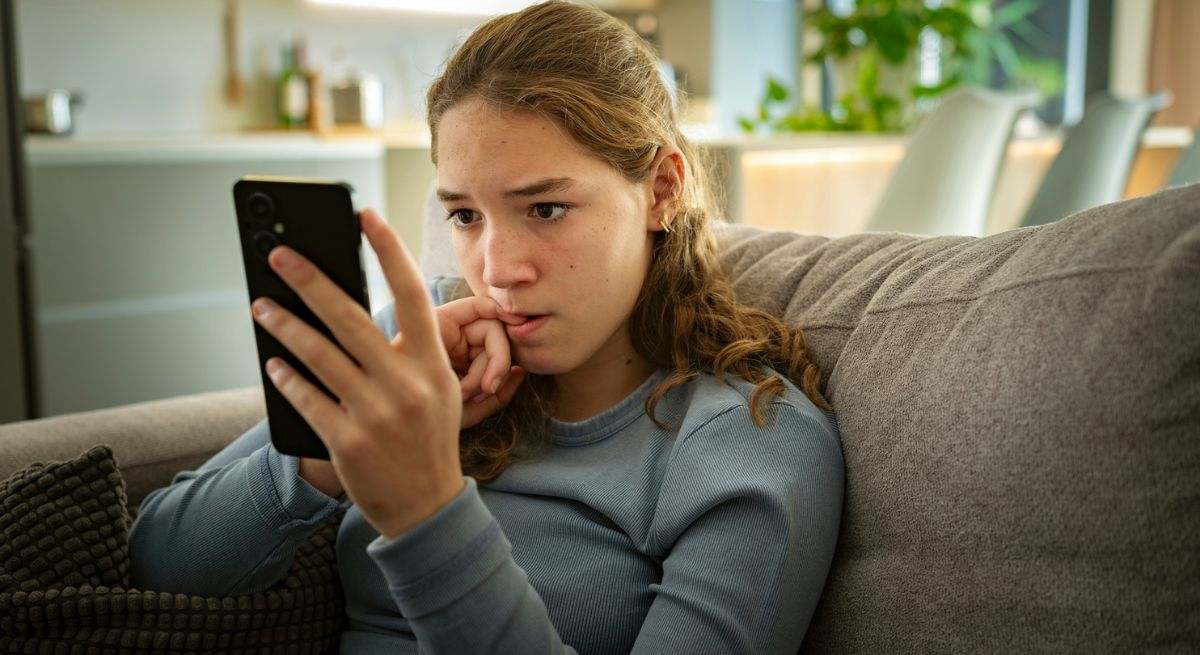 Las personas que se muerden las uñas incluso en vacaciones tienen estas características, según la psicología