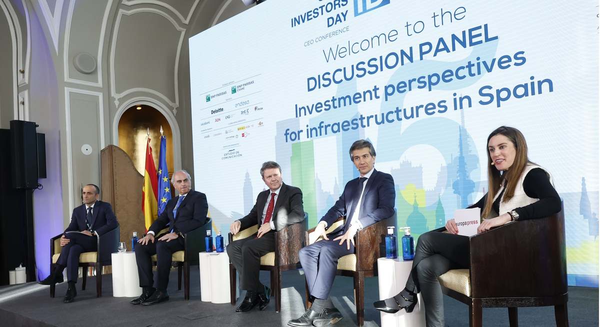 El presidente del organismo portuario, Francisco Barea, junto al CEO de ALSA, Jorge Cosmen, el secretario de Estado de Transportes, José Antonio Santano , y el CEO de ACS, Juan Santamaría.